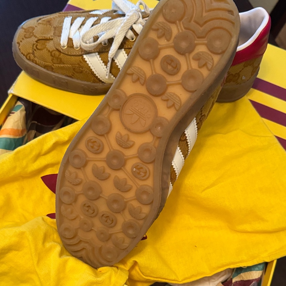 Gucci Tan Sneakers with White Accents - Picture 4 of 6